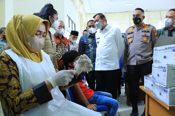 Firdaus Tinjau Pelaksanaan Gerakan 1 Juta Vaksinasi di Gedung Guru Jalan Rambutan